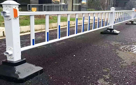 九游娱乐在线平台:男人醉驾撞阻隔护栏刑拘+撤消5年驾照